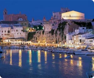 Menorca bil - leje af minibus eller billig personbil i Ciutadella de Menorca